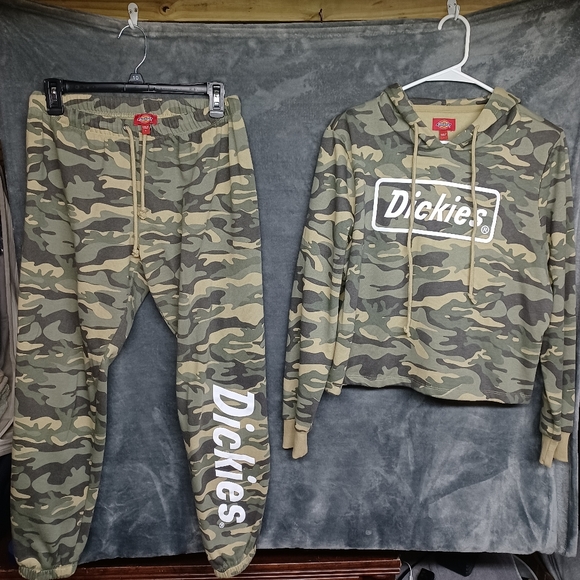 🔥Brand New Dickies Camo Sweatsuit🔥 Bottoms Size S Top Size L Never Worn - Picture 1 of 4